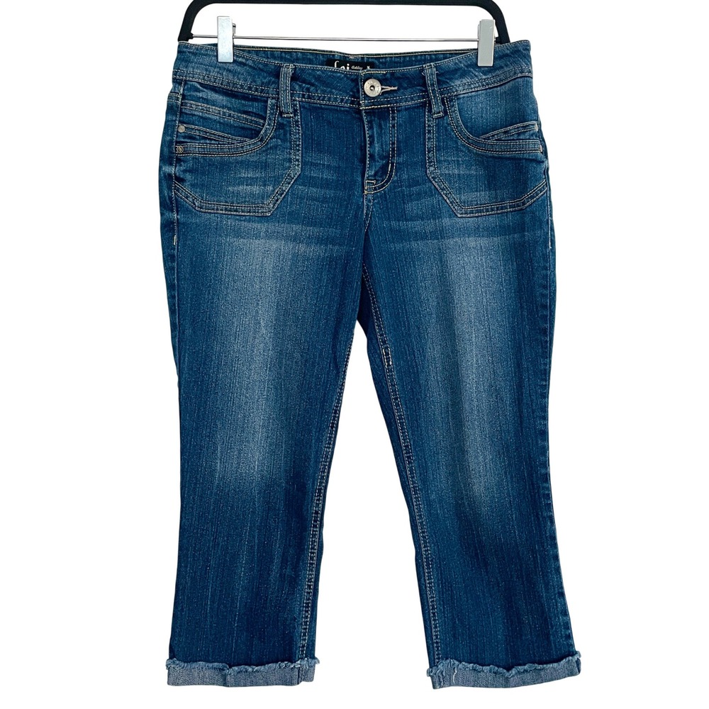 LEI Ashley Lowrise Denim Capri Jeans Medium Wash Frayed Hem Embroidered Pockets